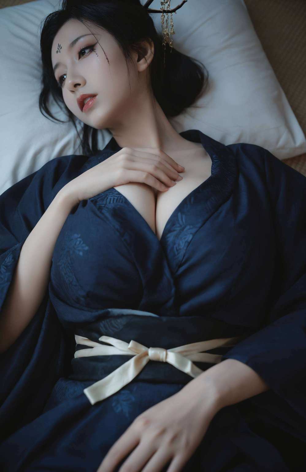 那可是个了得的国漫女神！她的眼神犀利如刀而她旁边的国漫美女们